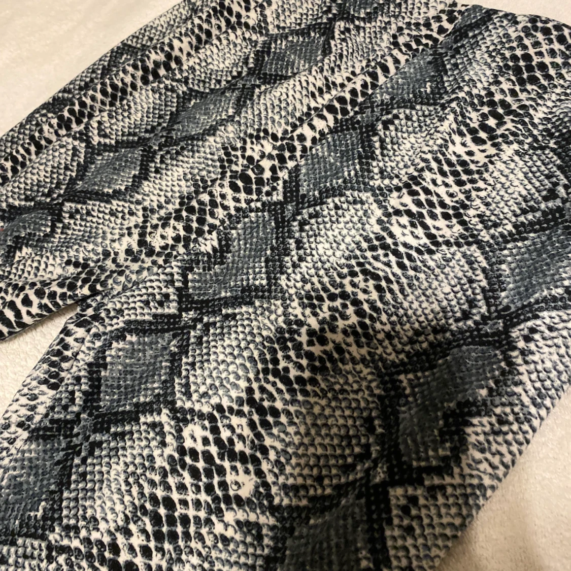 Utsvängda byxor - orm mönster - 90