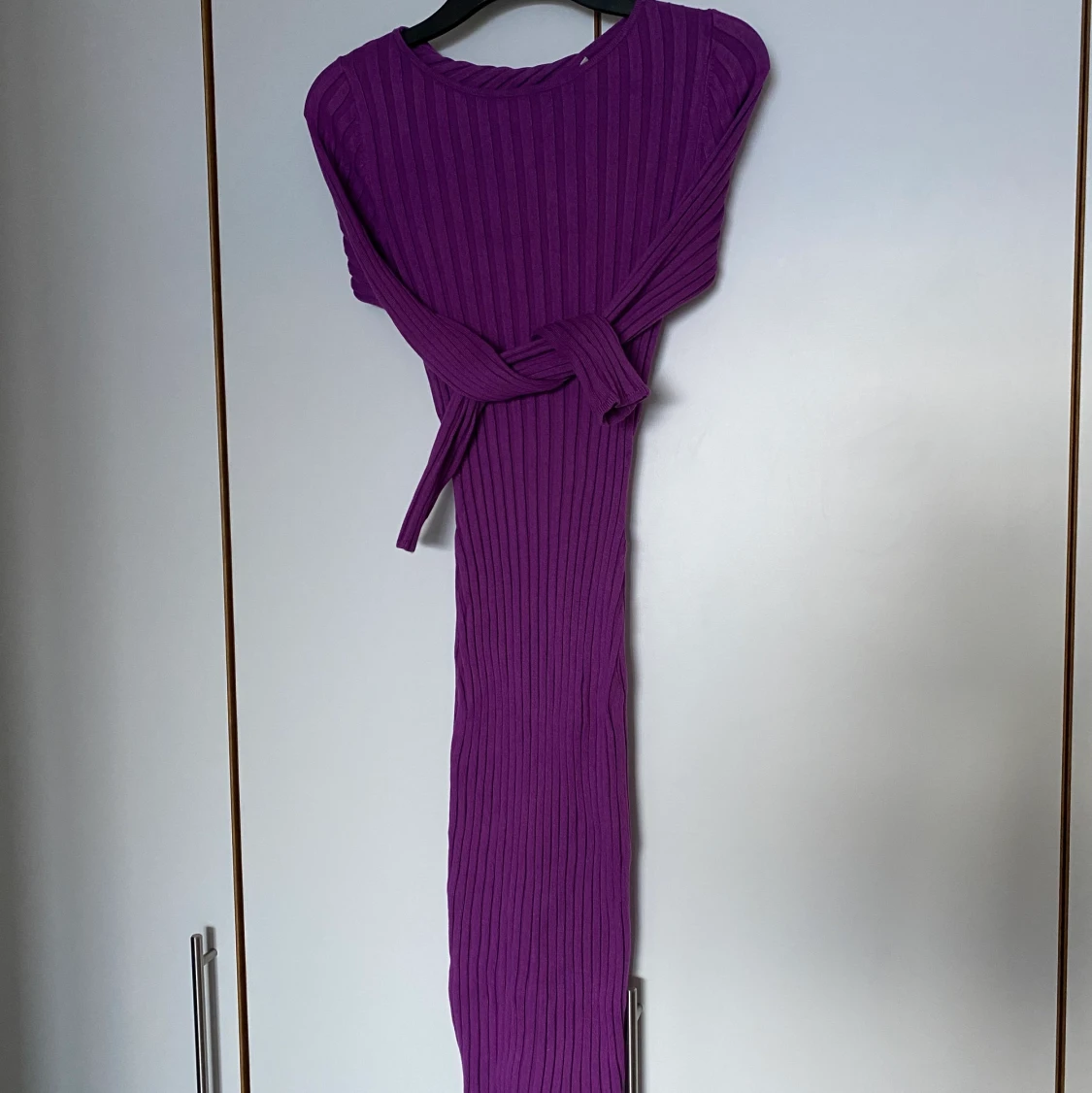 Ribbstickad klänning - H&M - 91