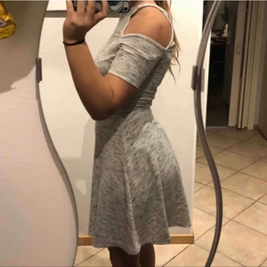 Ribbad klänning  - Säljer denna då den inte kommer till användning 🥰 köparen står för frakt