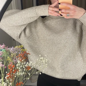 Stickad tröja - Super mysig stickad tröja från hm. Använd ett fåtal gånger, men är i superfint skick! 💞