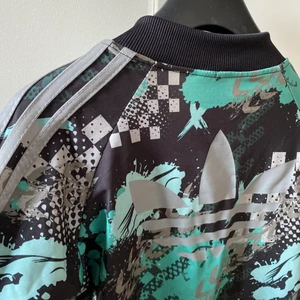 Adidas kofta vintage - Säljer denna då den inte kommer till användning. Är inte säker på om det är äkta, köparen står för frakten🥰