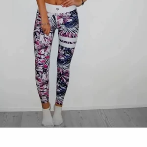 Stronger  - Jättefina träningsbyxor från stronger i storlek small 