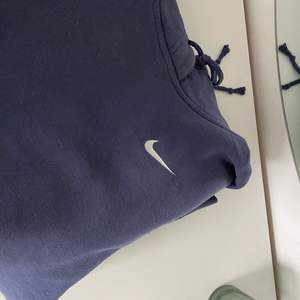 Säljer denna Nike hoodie som inte längre kommer till användning, använd men i gott skick, storlek S och sitter ”normalt”. Kan skickas med spårbar frakt men köparen står för frakten. Bud om intresset är stort!