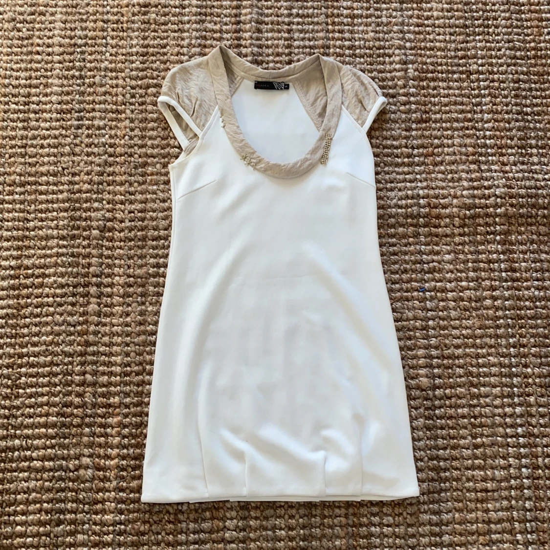 Kort gräddvit klänning  - 90