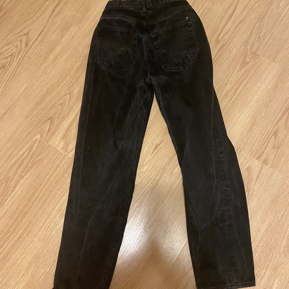 Supersnygga jeans från Gina tricot! Använda, men säljer då de är för små för mig. Bekväma o har en väldigt fin, rak passform 💕 är 172cm o de går strax nedanför min ankel. (De gråa fläckarna på första bilden är från min spegel haha). Jeans & Byxor.