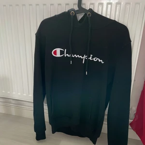 Champion hoddie  - Säljer nu min älskade Champion hoddie storlek XL men liten i storleken så mer som en S 💫🤍