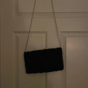 Hm väska - Säljer denna vackra hm väska som liknar Zadig super mycket enligt mig! Lite sunder som ni ser men inget kan märker av! Säljer mycket billigt 