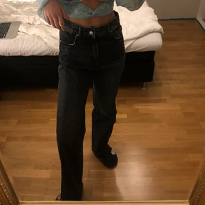 svarta raka jeans från zara - svarta raka 90’s full length jeans från zara. avklippta i längden, passar mig perfa som är 177 cm lång. fint skick! 💓💕 säljer även ett par blå i samma modell
