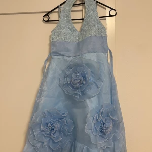 Ljusblå barnklänning  - Använd en gång storlek 160, finns en lite liten fläck som går att tvätta bort. Frakt ingår, möter inte upp. 