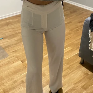 Vita kostymbyxor  - Ett par jättesköna krämvita kostrymbyxor köpta från bikbok för 299kr och jag säljer för 100kr. De har använts få gånger och inte jättelänge, de är lite slitna baktill men det är inget man tänker på så mycket. Sitter jättebra, är ca 170 och de passar perfekt i längden!! 
