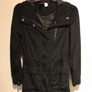 Jacka  - Parkasjacka från H&M i strl 34. Använd men fint skick. Köparen står för eventuell frakt.