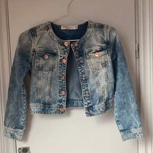 Jeansjacka barn - Fin jeansjacka i str 140 från Lindex💕 pris kan diskuteras