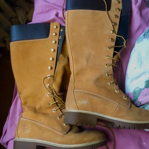 Stövlar  - Säljer mina klassiska timberlnds❤️‍🔥 En liten skråma där uppe på en  Av dom men inget märkvärdigt💎 Inte använda många gånger och på ett tag💓 köpta för 2000kr säljer för 400 men PRISET kan diskuteras🌺