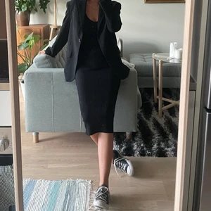 Svart klänning - Tight klänning från hm! Skitsnygg. Slitt bak. Använd en gång.