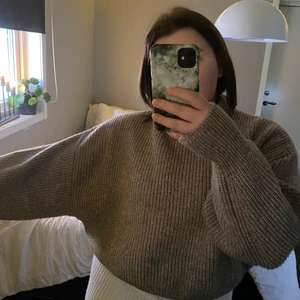 Stickad tröja  - En stickad overzised tröja i storlek M. Köpt på HM och använd ca7ggr. Den är inte stickig som vissa tröjor kan vara!😊 den är väldigt skön men inte riktigt min stil! Köpare står för frakten!