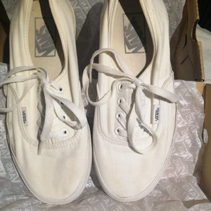 Vita vans - Vita väns i stl 37. Köpta här på plick men bara använt en gång då det blev fel storlek. Kan hämtas på plats, annars betalar köparen för frakt. 