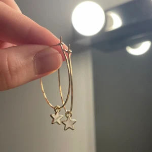 Guldörhängen med vita stjärnor ⭐️ - Egengjorda ringörhängen med vita sjärnberlocker🤍 24kr för frakten 🤍