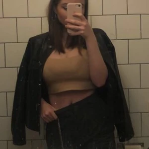 Beige topp - Beige topp med fint och skönt material! Använd endast fåtal gånger, fin till sommaren! Köparen står för frakt! 