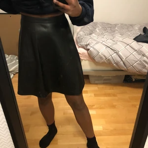 Skinnkjol  - Jättefin Skinnkjol från NAKD som tyvärr inte riktigt var min stil. Den är helt oanvänd och köpt för tre veckor sedan 