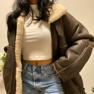 Pilotjacka/bomberjacka dam - Vintage brun pilotjacka i fint skicka. Storlek small - stor i storleken. Ca 38 Äkta lammskinn och päls.          ✨It size small, but pretty oversized. In the picture is me wearing it and I’m 155cm tall✨
