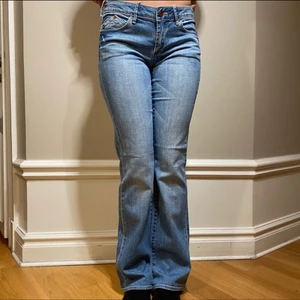 Bootcut jeans från Loyal i storlek 28 - super snygga och trendigt vintage jeans från 90-talet i gott skick. 