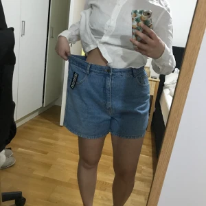 Jeansshorts - Fina jeansshorts köpta på Humana Secondhand, dessvärre är de för stora. Strl 29, jag skulle säga att de borde passa någon som har storlek L/40. Köpte för 100, säljer för 70. 