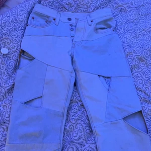 Levis 501 - Väldigt ljusa, blå jeans från Levis. De har hål formade som en triangel på framsidan. Använda max 3 ggr, säljer pga för små. 💗Hör av er för fler bilder, gratis frakt💗