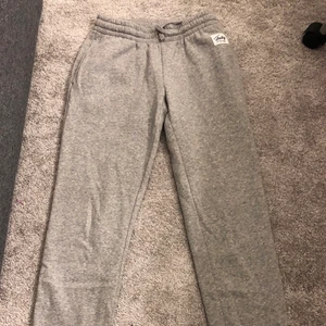 Andy mjukisbyxor st xs - Säljer dessa mjukisbyxor från Andy då dem är små och inte använda. Dem är som nya. Har aldrig använt dem utan dem har legat i garderoben. St xs. Skriv privat om du har mer frågor💗