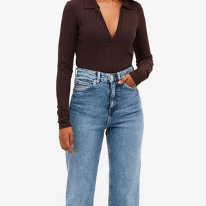 Blåa jeans - Säljer dessa oanvända blåa jeans från Monki i modellen ”Zami”💓 skulle säga att de sitter som en small/36!!