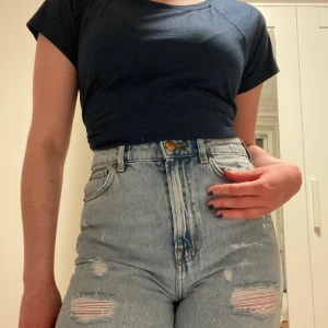 Mörkblå träningströja  - Superskön träningströja som andas bra utan att överhetta kroppen när man tränar! 💙