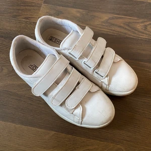 Skor - Skor med kardborreband. Frakt tillkommer