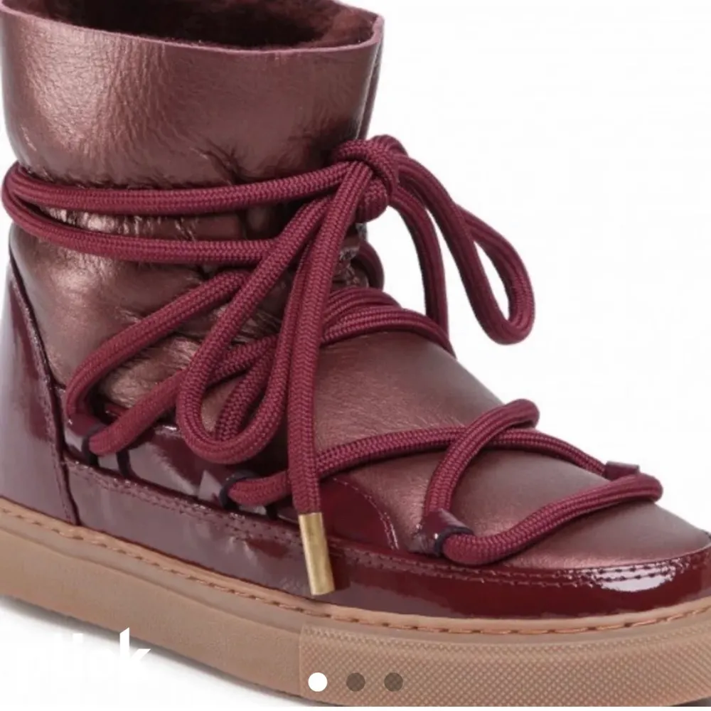 Vinröda inuikii liknande skor, går att vika ner kanten (bild 2). Knappt använda och köparen står för frakten💕. Skor.