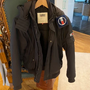 tommy hilfiger vinter jacka - str xs herr. kommer med päls. kan ta av luvan om man vill