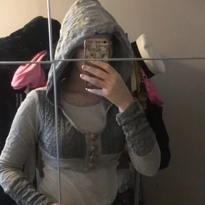 Kort kofta med stickade detaljer - Kort kofta från japanska märket d.i.a. Ingen stl på plaget men skulle säga att den är i stl S. Jättefin med brodering på ena sidan av luvan. Använd 1-2 gånger.