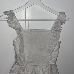 Vit topp - Säljer nu denna söta topp som jag tyvärr aldrig fått användning för. Köpt på Cubus för ett tag sen och är i nyskick bara skriva för fler bilder 