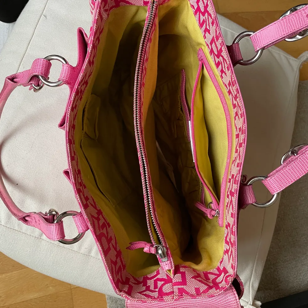 Väska från DKNY, köpt secondhand. Frakt 66kr och då är paketet spårbart 🥰. Väskor.