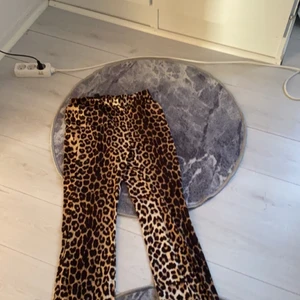 Säljer dessa byxor då dom  - Säljer dessa byxor då dom inte kommer till användning längre+ köparen står för frakten 