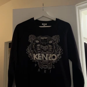 KENZO tröja - Äkta KENZO tröja i väldigt fint skick, endast använd fåtal gånger. Storlek XS, nypris ligger på drygt 2000kr. Spårbar frakt på 66kr tillkommer ❤️