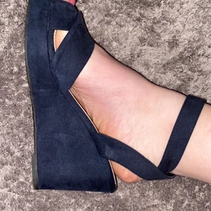 Mörkblå klacksko, okänt märke. St 38 - Mörkblåa klackskor i okänt märke. Mycket mjuka och sköna att gå i och har används Max 5 gånger sedan 2018. Ordinarie pris 250