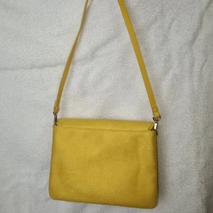 Axelväska aldrig använd! - Väskan är i mycket gott skick då den aldrig burits. Materialet är krossad velvet.