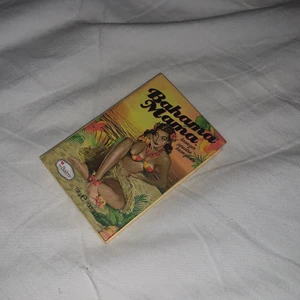 The balm bahama mama bronzer - Helt ny bahama mama bronzer, köpt för 189kr på h&m. Frakten kostar 12kr. Säljer även the balms puder för samma pris. Köper du båda får du dom för 150 istället för 180, hör av er för frågor!