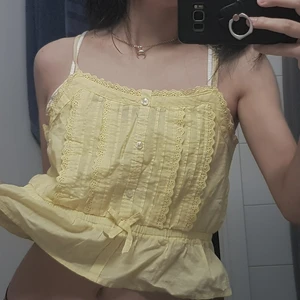 Topp - Super gullig gul topp, justerat själv i hand.