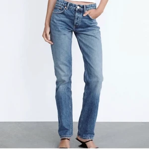 Mid rise jeans - Säljer dessa tvär fina jeans ifrån Zara. Mid rise och avklippta, passar mig som är 158!! I stolek 36 och använda endast en gång🤍Om de är fler som blir intresserade så blir det budgivning!🤍(frakt tillkommer på 66kr)