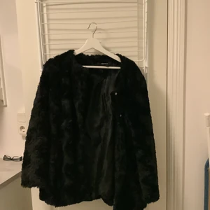 Fin jacka  - En mycket fin jacka/kappa ifrån Vero Moda, har inte används alls mycket, bra skick