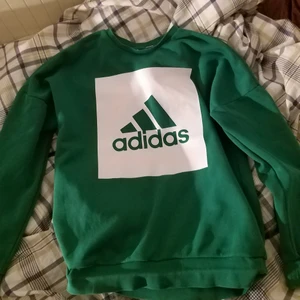 Adidas tröja grön - Grön adidas tröja med vitt adidas märke tryck, 