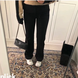 Bikbok kostymbyxor  - Bikbok svarta kostymbyxor som är i väldigt bra skick💗 de är i storlek 36 och sitter fint på enligt mig 