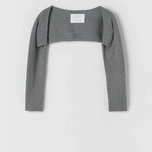 Grå bolerotopp - Säljer en jättesöt bolero som man kan ha över en topp eller klänning. Frakt ingår i priset❤️ strl 164 vilket ungefär motsvarar en Xs