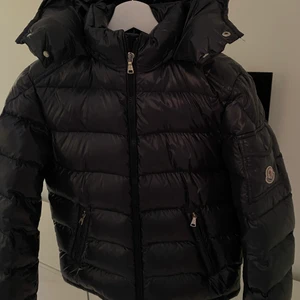 Moncler dunjacka/vinterjacka MAYA - Jag säljer min Moncler dunjacka/vinterjacka i toppskick! Finns inga tecken på användning och säljer den pga att den används för lite. Storleken är 164 (tonåring) men passar XS/S. Jag köpte den på NK i Stockholm för 5099 kr och kvitto finns kvar. Jag är 168 cm lång. Marinblå. Modell MAYA