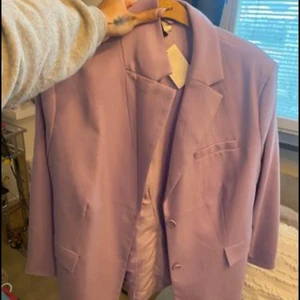 Kavaj  - Oversize kavaj i strl L. Helt ny oanvänd. Vill man ha den mer oversize så passar den en M också och även en S. Beror på hur oversize men vill ha den. Från hm. 