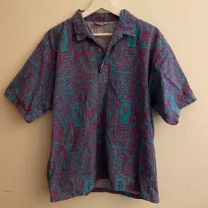 Najs pikeskjorta med ett funky mönster, använt skick. Ghäda shirt so to say